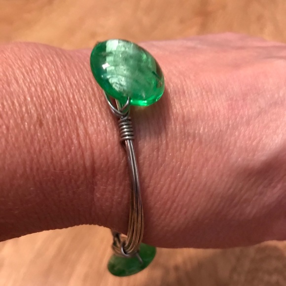 6/$20 NWOT Silver Wrapped Wire Bracelet with Green Resin Simulated Sto… - Picture 5 of 6